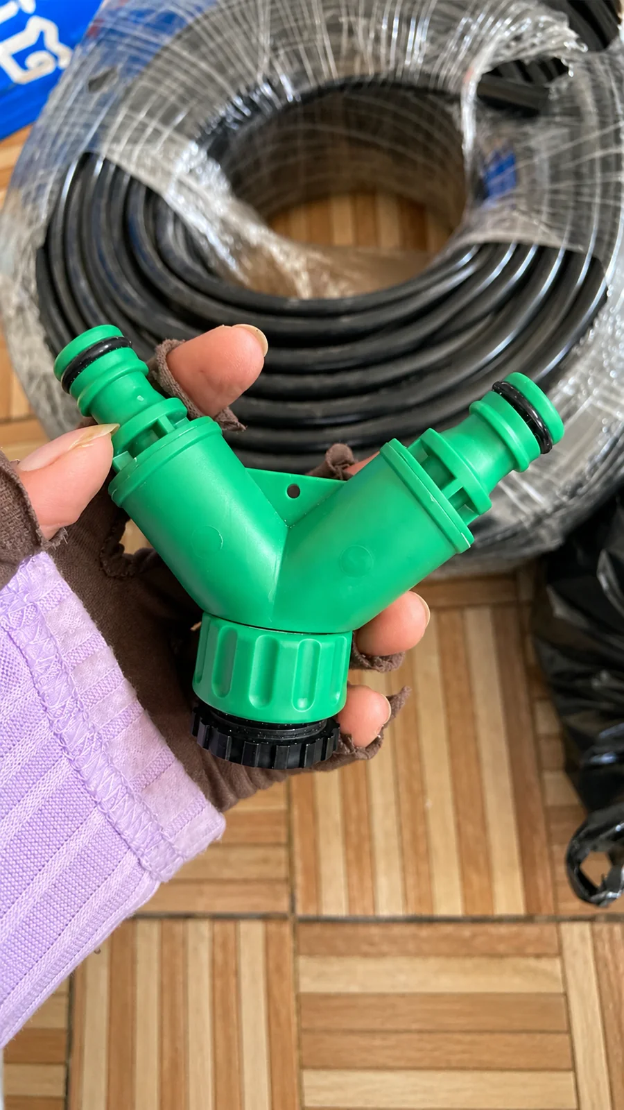 Two-way Y hose splitter