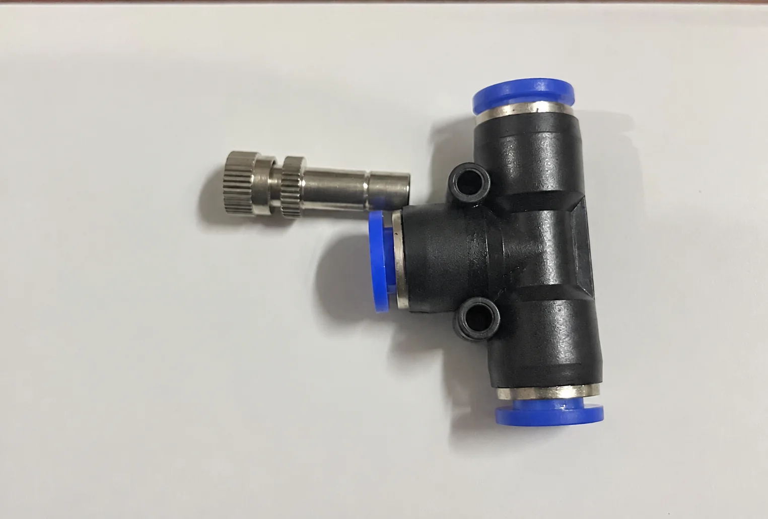 Push-fit tee misting nozzle